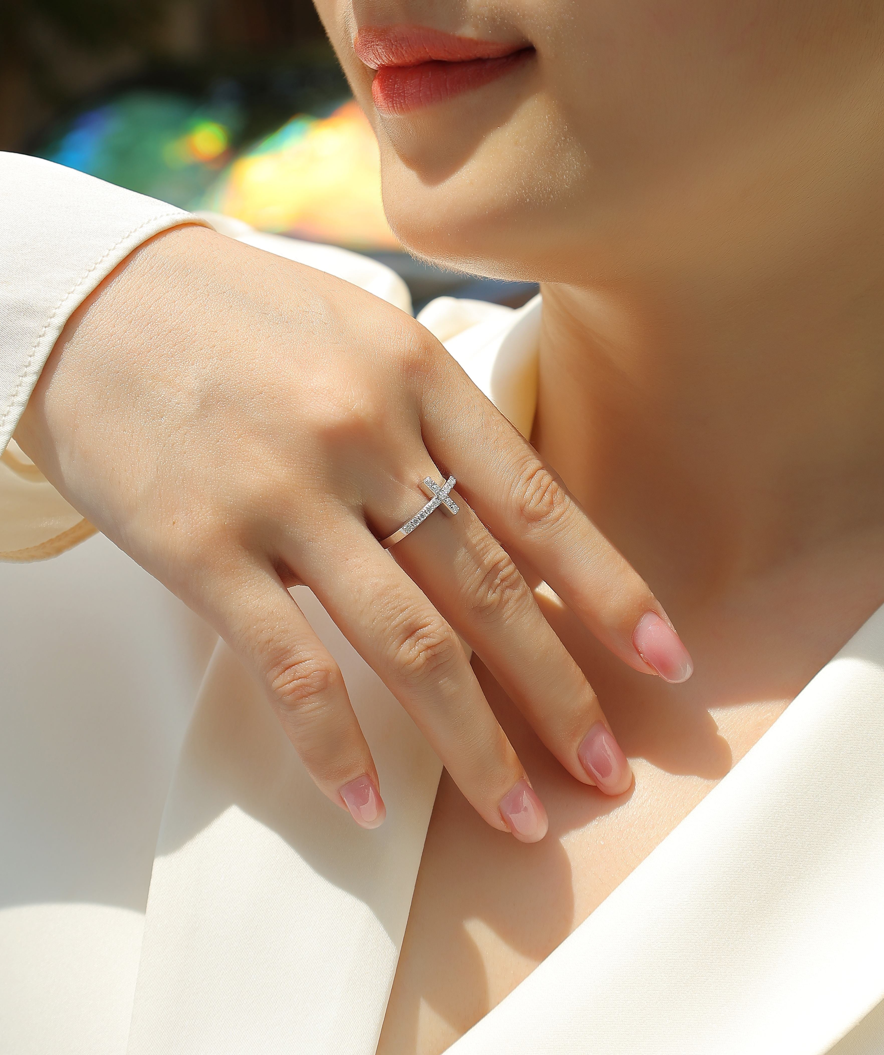 1Holy Light Cross - A Fashionable And Luxurious Jewelry Piece Set With Moissanite S925 Sterling Silver And Platinum-plated Diamond Prohibit TikTok sales